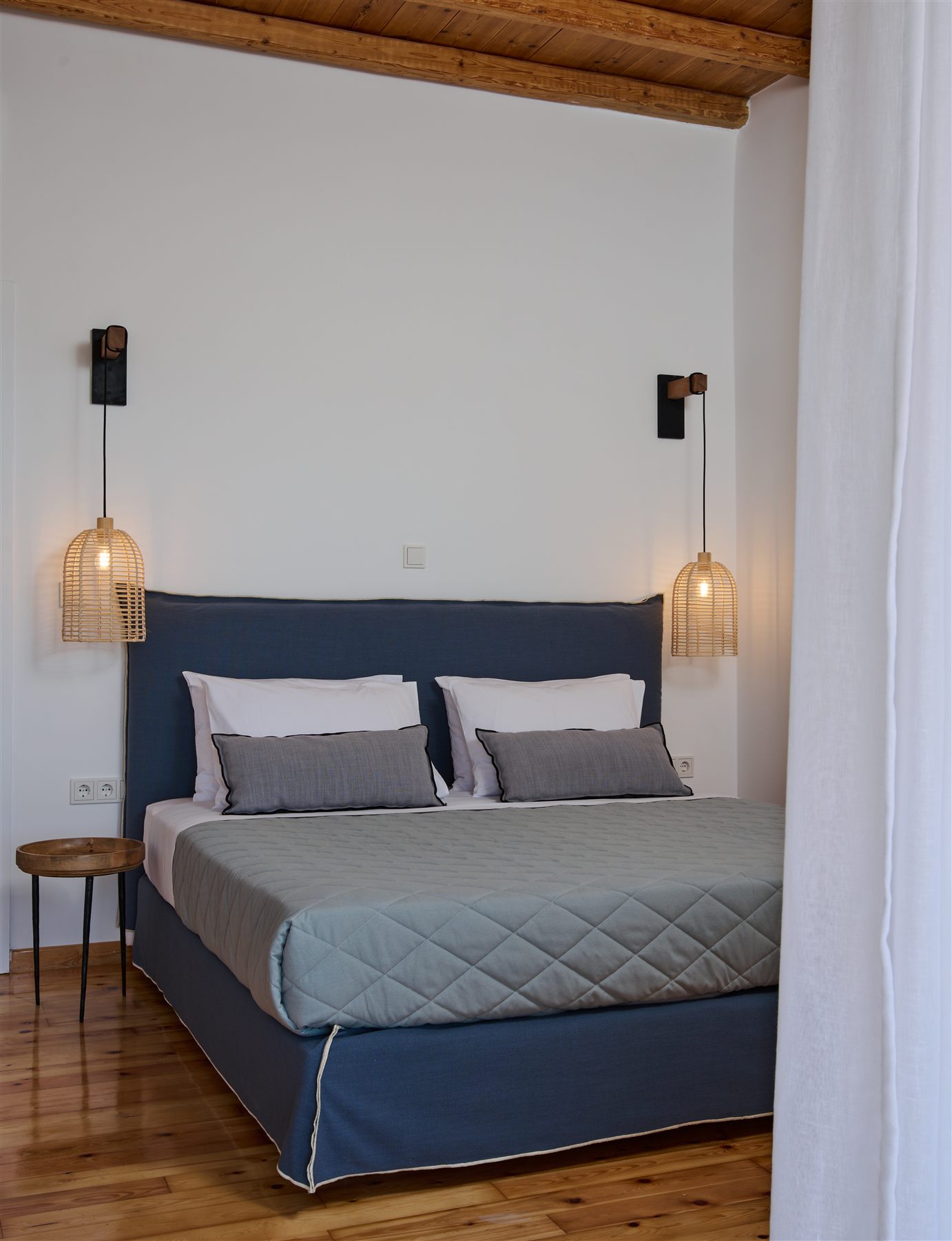 Villa Diana — second double bedroom with sun-yellow headboard