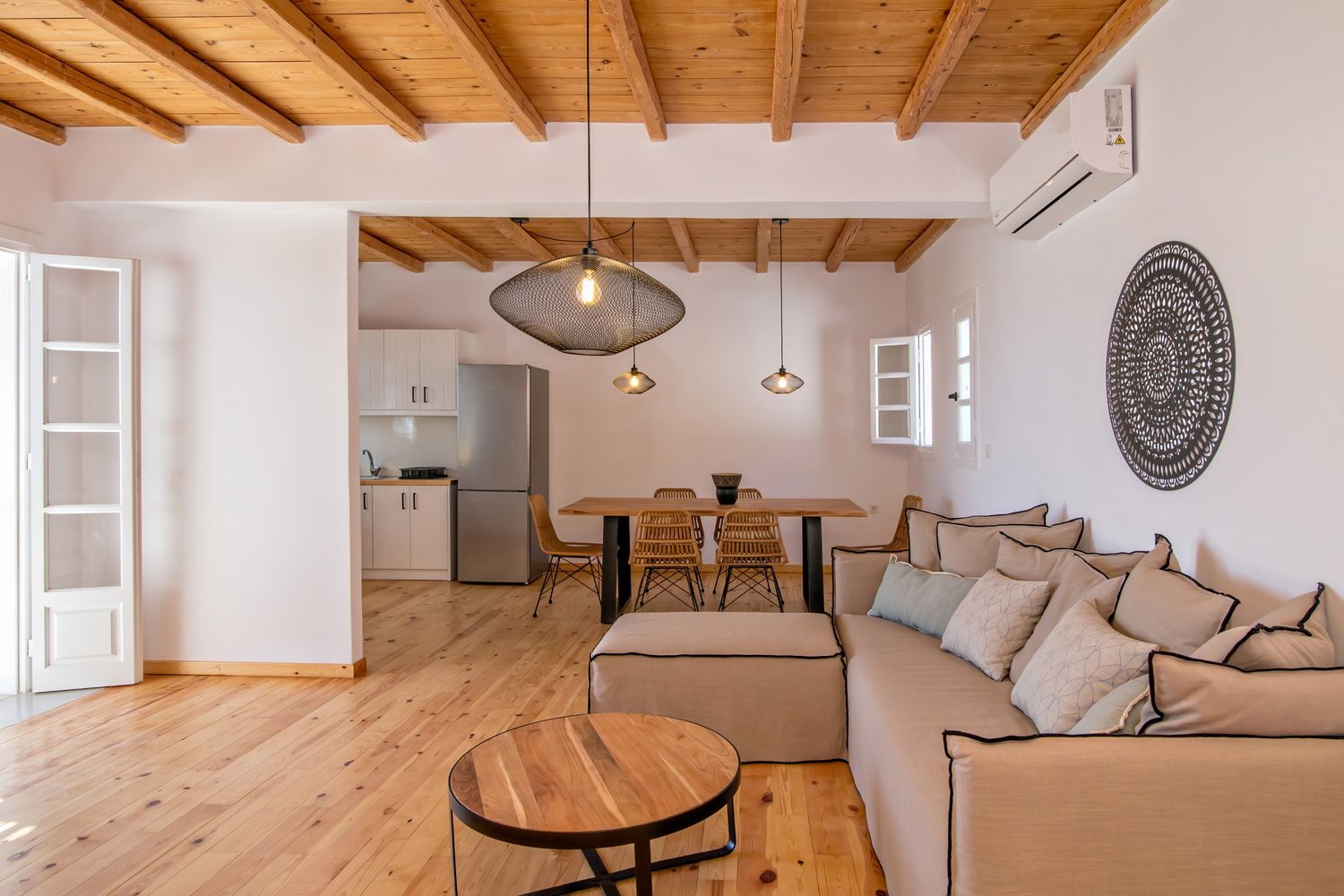 Villa Regina — living room with linen sectional