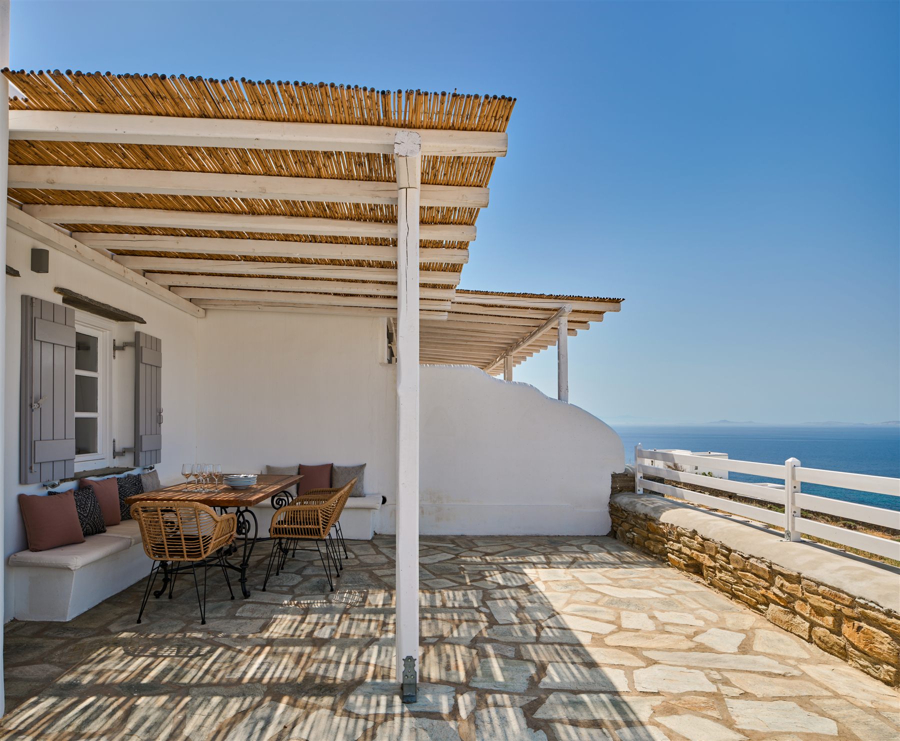 Villa Regina — outdoor dining under the pergola