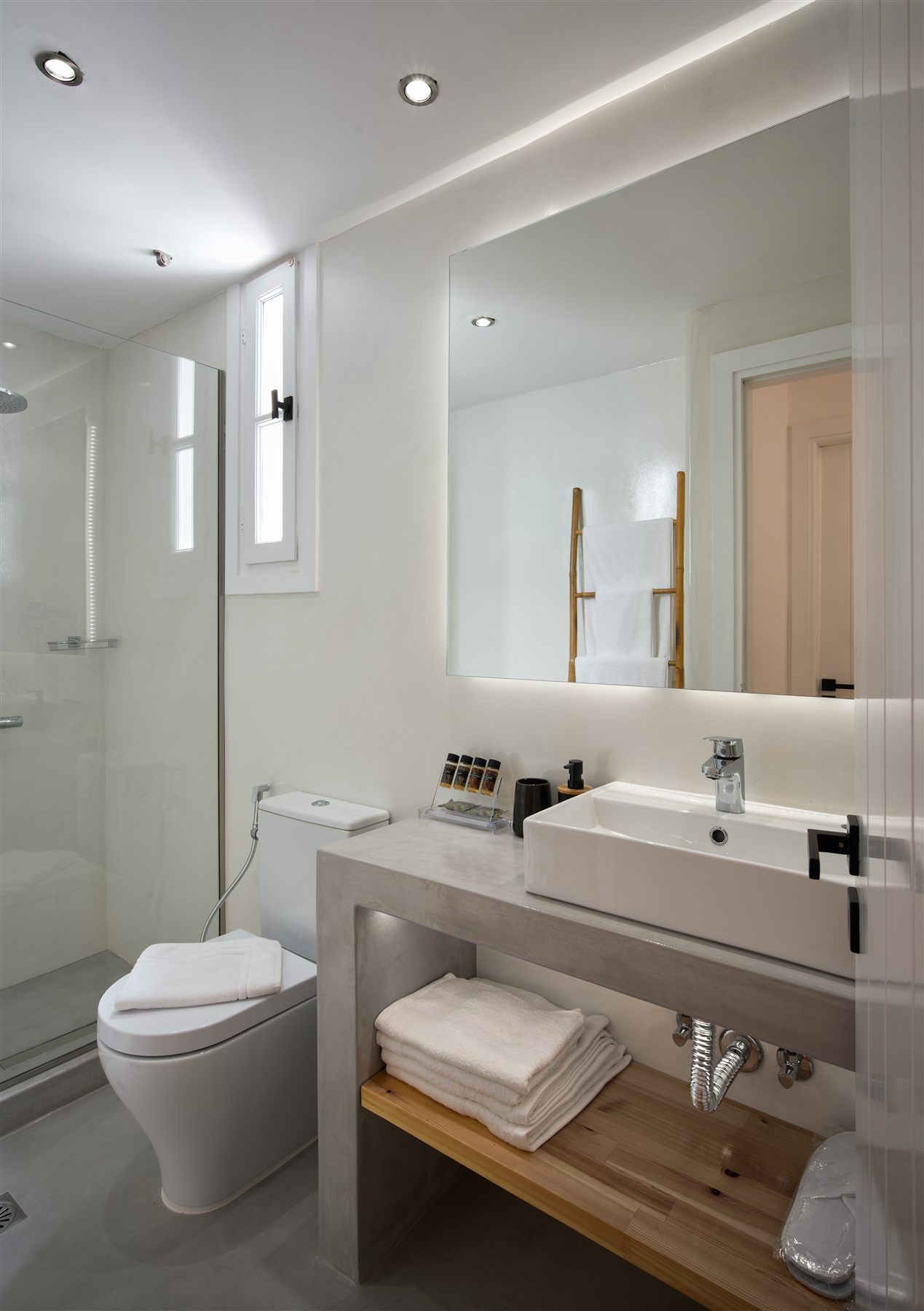Villa Roxana — bathroom with walk-in shower