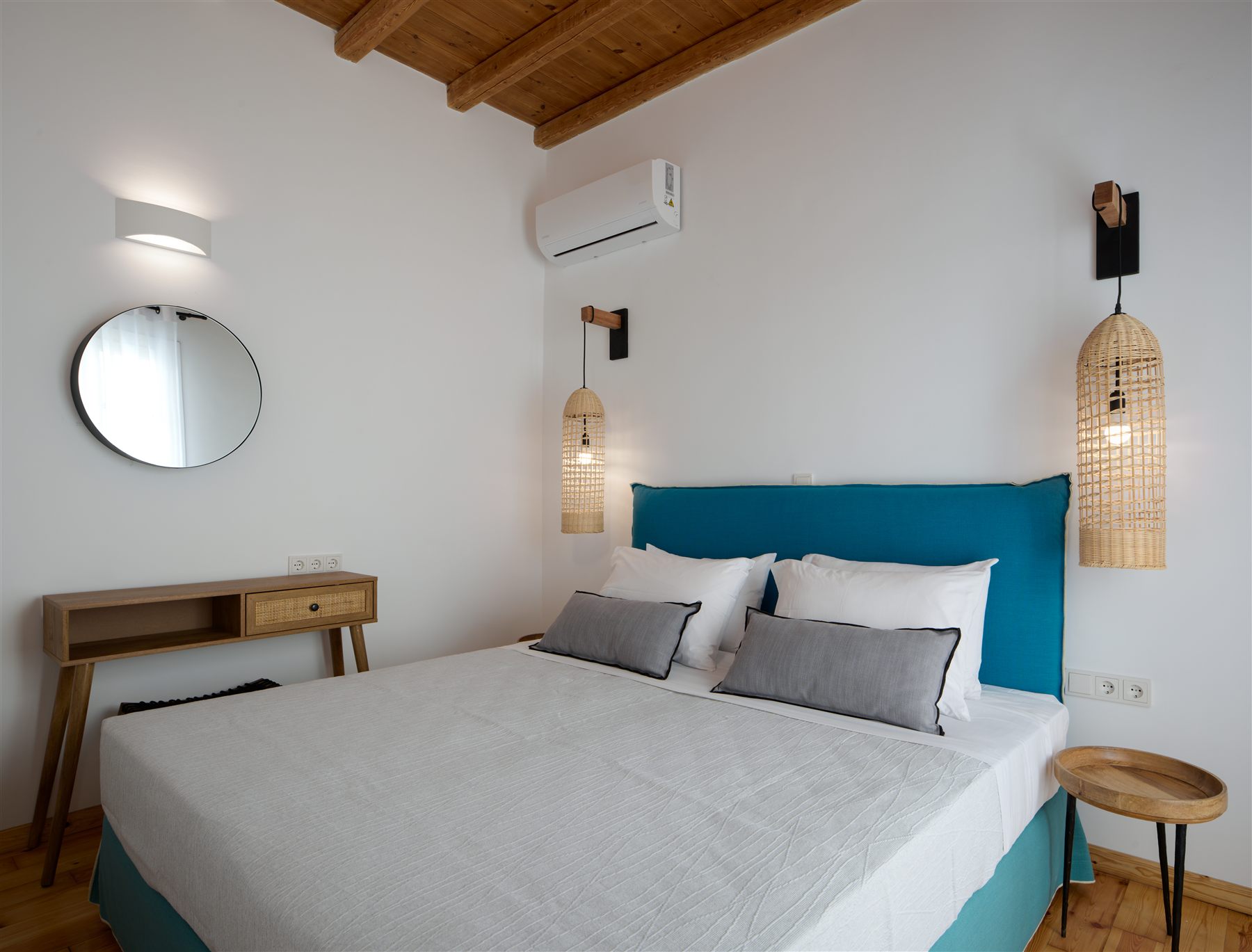Villa Roxana — bedroom with sea view