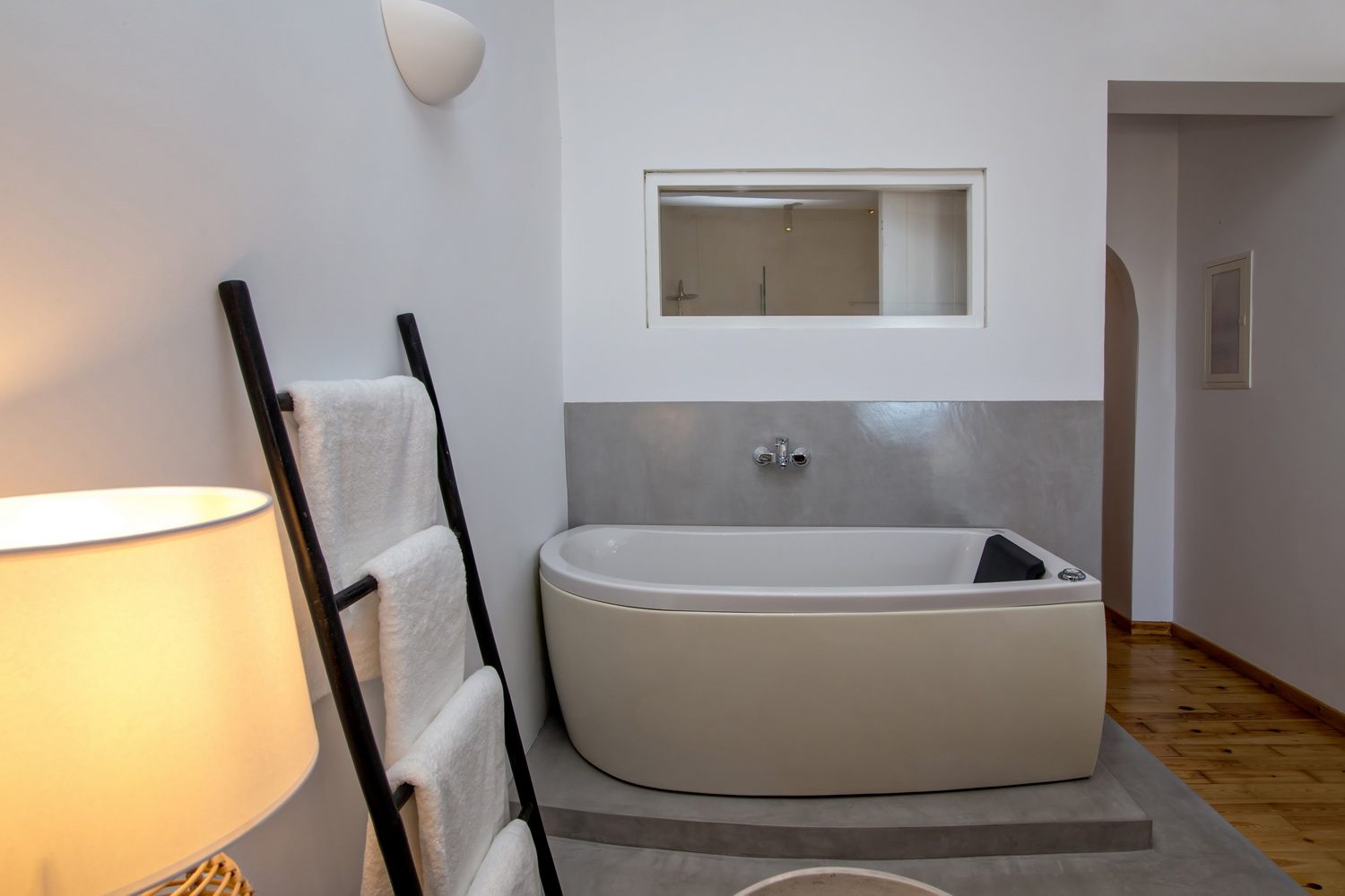 Villa Zoe — Jacuzzi bathtub in the room